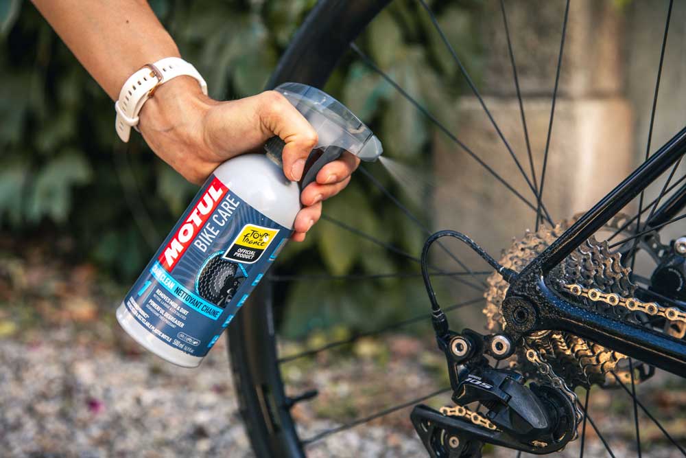 Motul Bike Care desengrasante elimina de forma eficaz la grasa sin dañar ningún componente