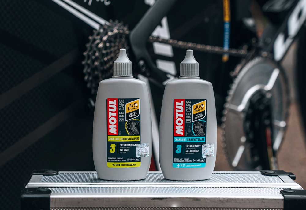Para tiempo seco y para tiempo lluvioso, Motul Bike Care tiene formulaciones adaptadas a las condiciones climáticas