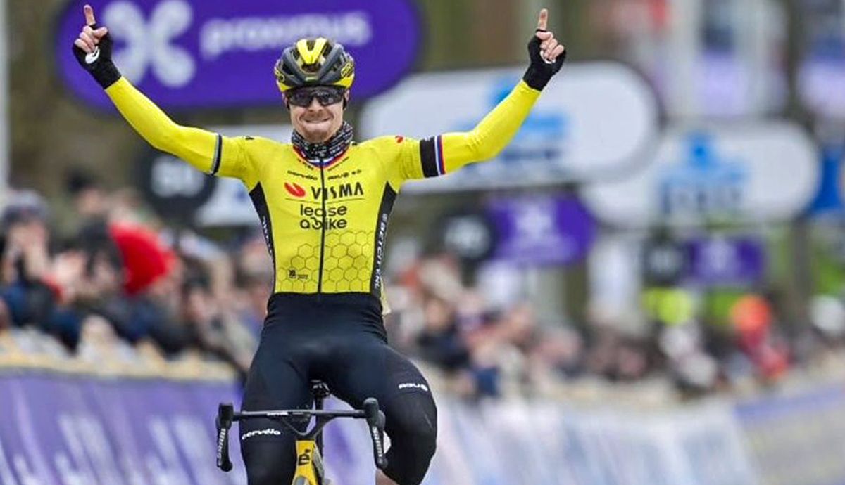 Jam Tratnik celebrando su victoria en la Omloop Het Nieuwsblad 2024