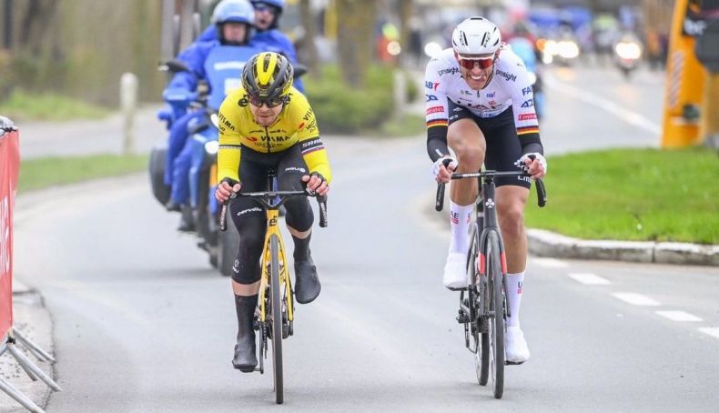 jan tratnik visma lease a bike y nils politt uae team emirates mano a mano 7 1200x690