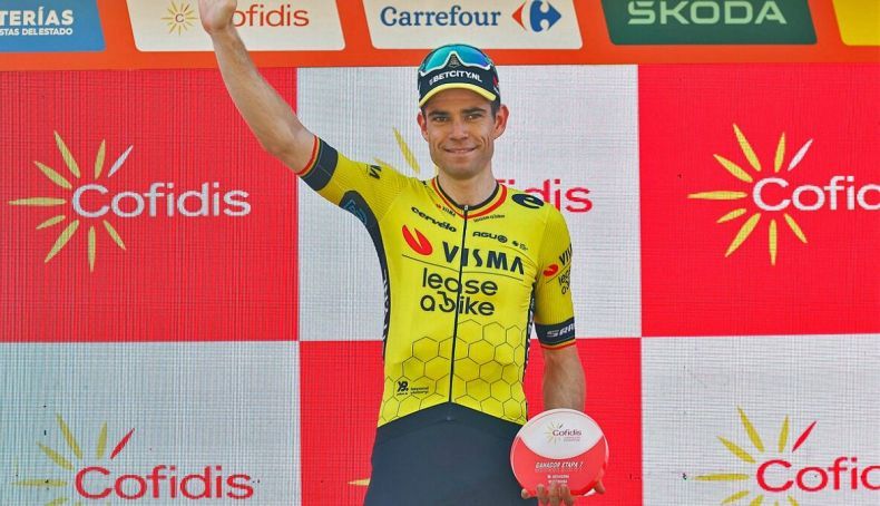 wout van aert en el podio como ganador de la 7a etapa 2 790x454