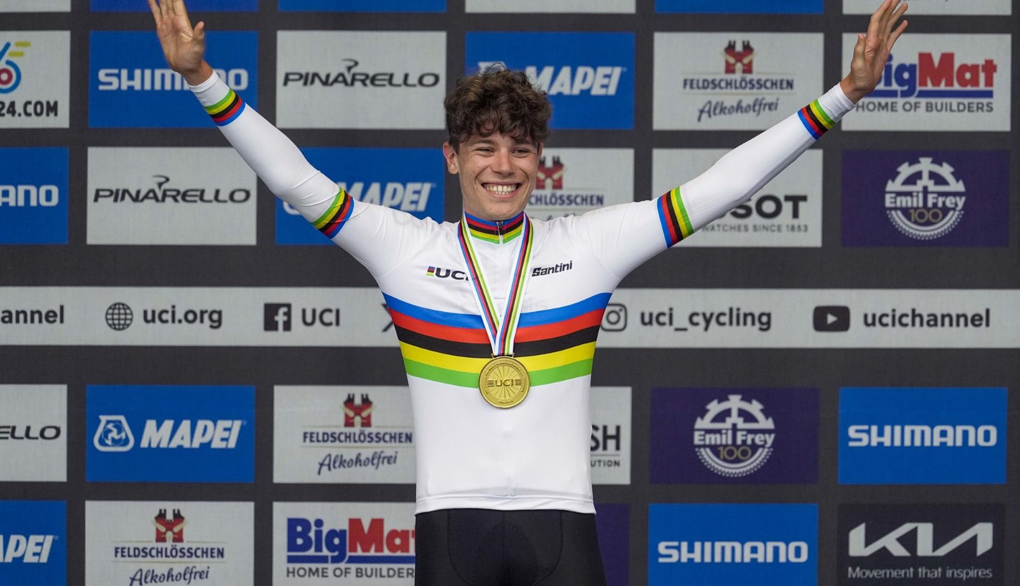 Iván Romeo, en el podio con el maillot arcoíris como nuevo campeón del Mundo contrarreloj sub23