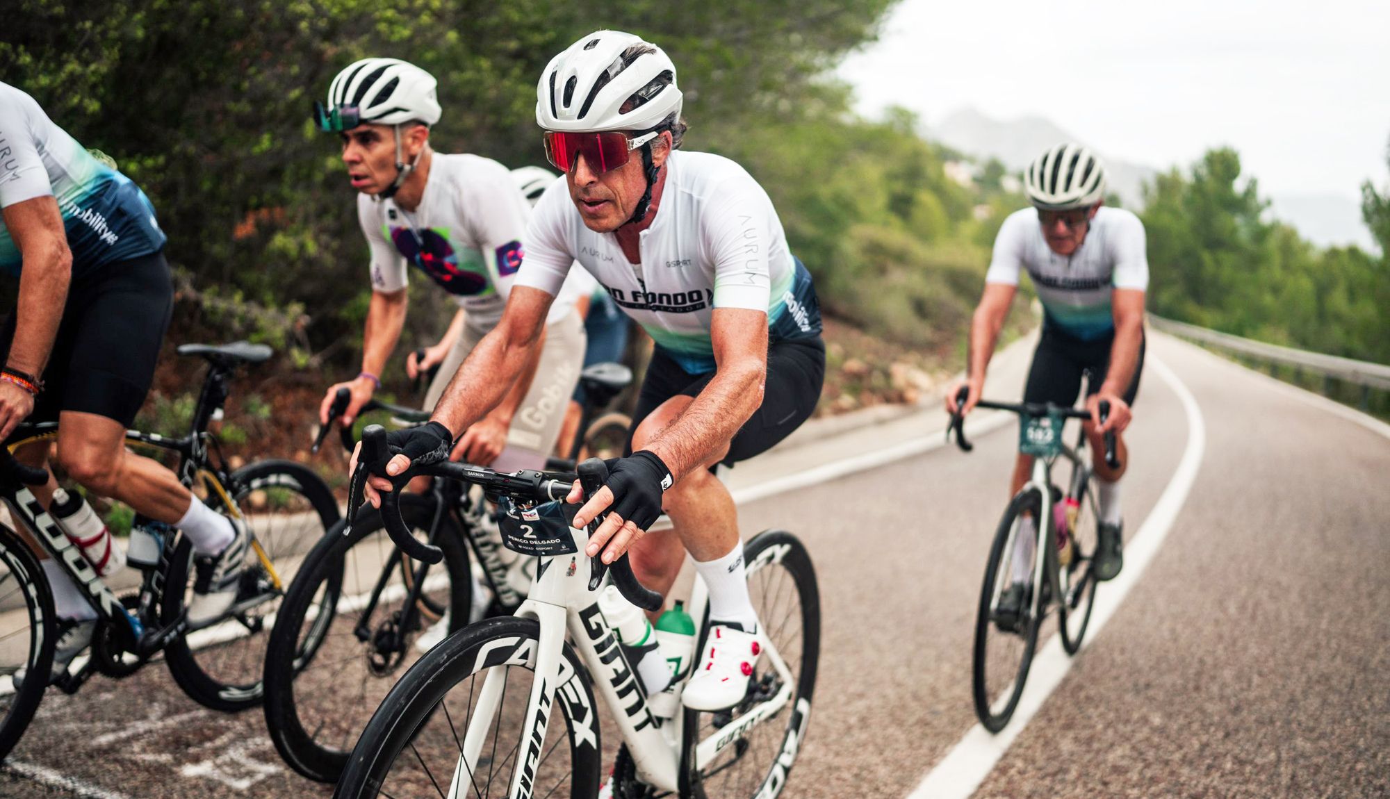 Pedro Delgado recibe el homenaje en la marcha cicloturista TotalEnergies Alberto Contador