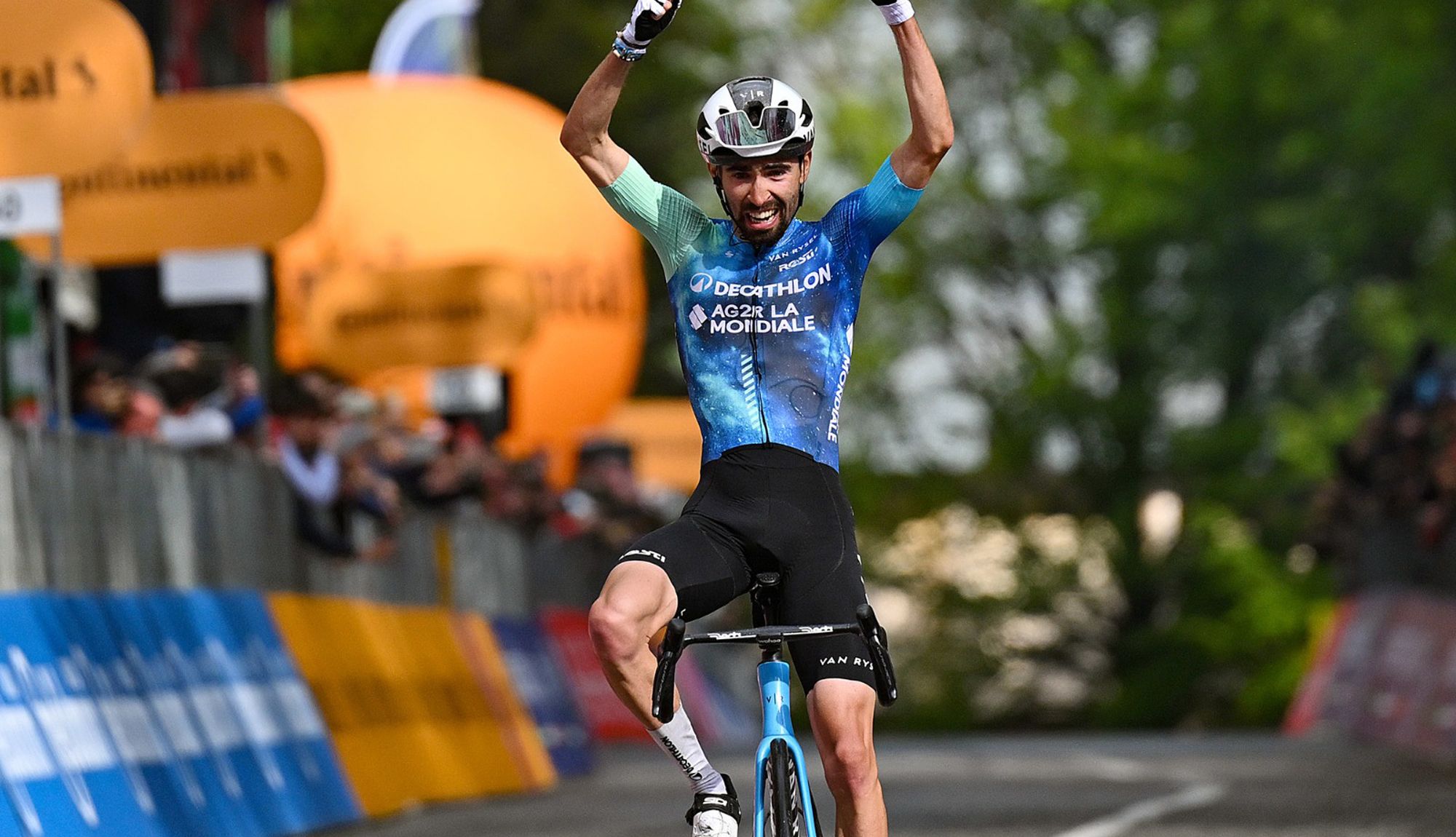 Valentin Paret Peintre celebrando su victoria de etapa en el pasado Giro de Italia