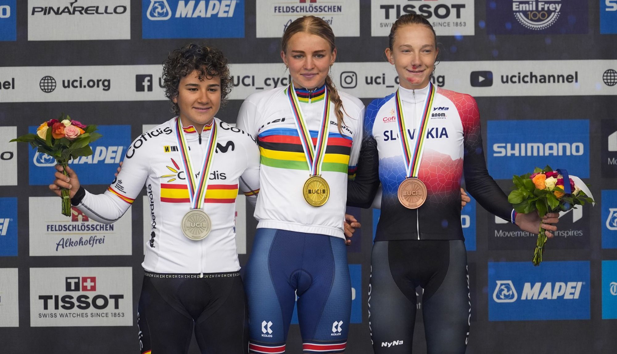 Podio del Mundial junior en ruta, con Cat Ferguson, Paula Ostiz y Viktoria Chladonova
