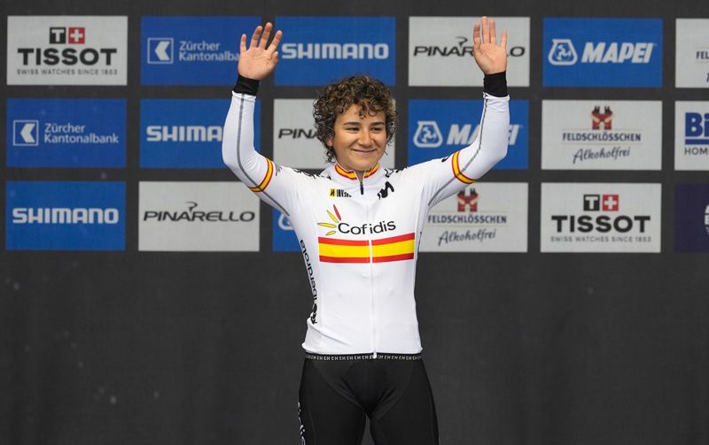 Paula Ostiz en el podio