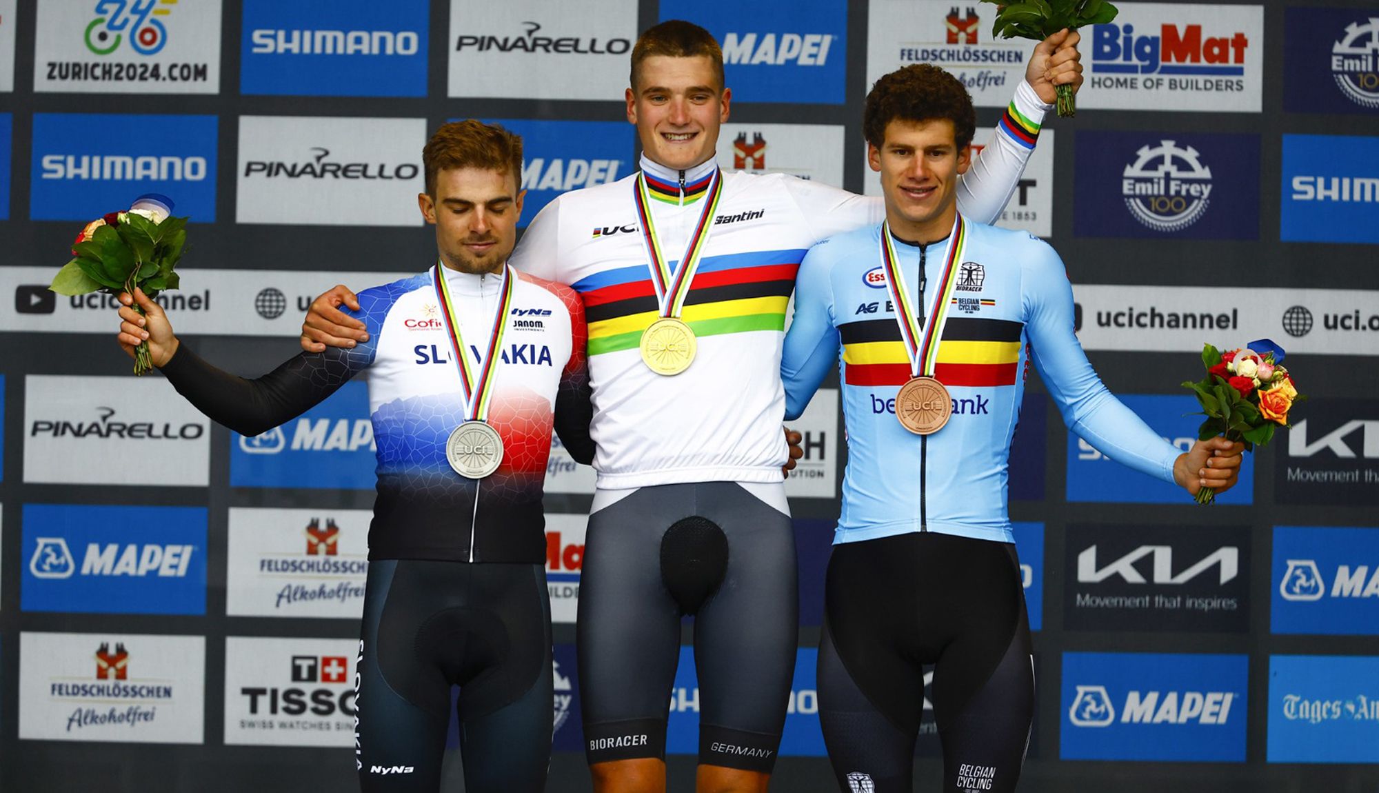 El alemán Niklas Behrens, campeón del Mundo sub23. Le acompañan en el podio Martin Svrček y Alec Segaert.
