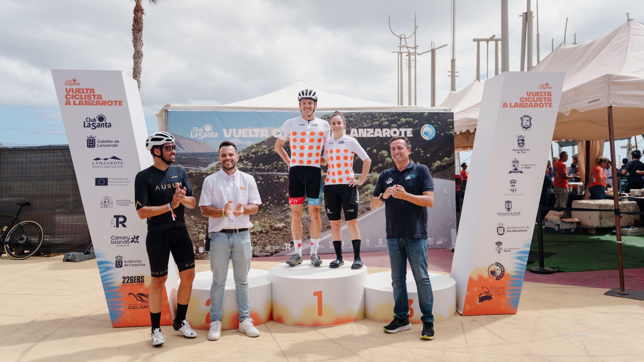 Los ganadores de la cronoescalada, Laurens Verluyten y Lourdes Oyarbide, posan en el podio de la primera etapa de la Vuelta Ciclista a Lanzarote