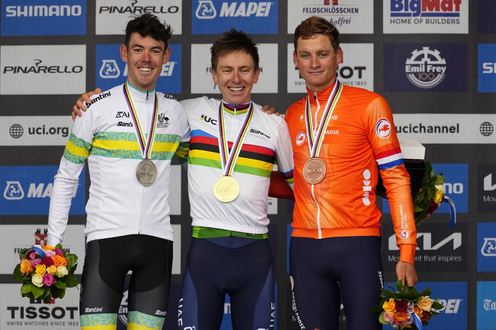 Pogacar ya ha vestido por primera vez el maillot arco iris. O´Connor y Van der Poel le han escoltado en el podio