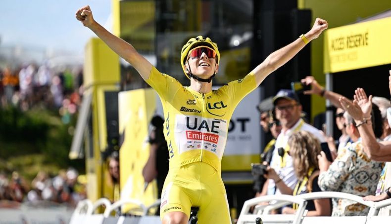 tadej pogacar celebrando una de sus victorias en el tour 2 790x454 tadej pogacar celebrando una de sus victorias en el tour 2 790x454