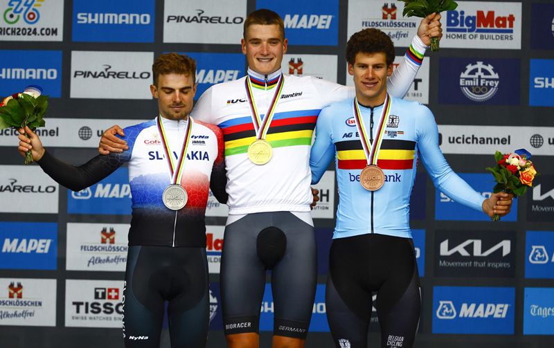Niklas Behrens, en el podio tras proclamarse campeón del Mundo sub23