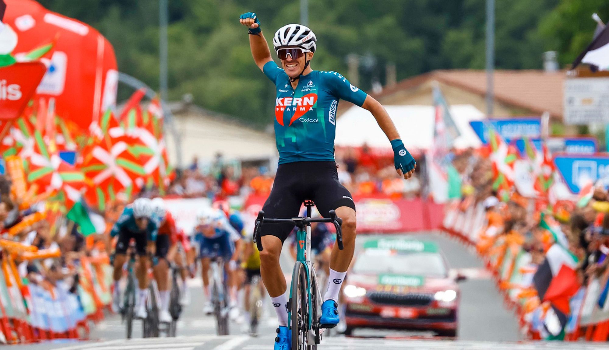 Berrade celebrando su victoria en el Parque Natural de Izki, en la 18ª etapa de La Vuelta