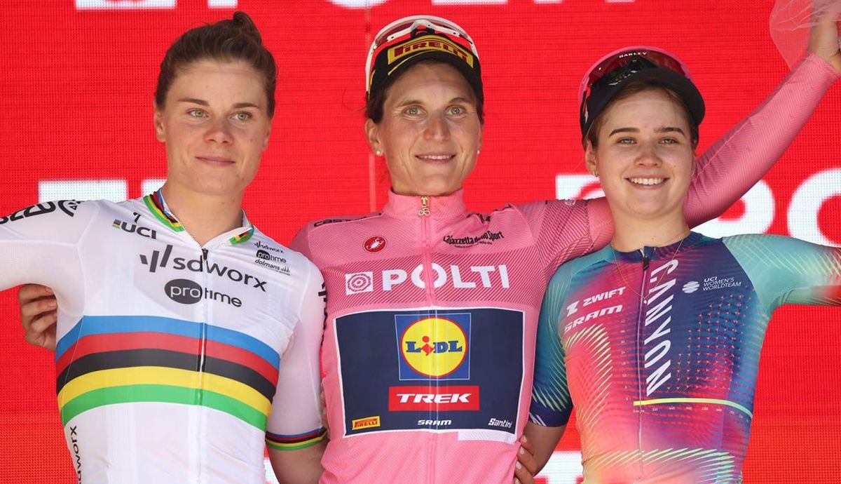 Elisa Longo Borghini, en el podio con la maglia rosa como ganadora del pasado Giro de Italia Women