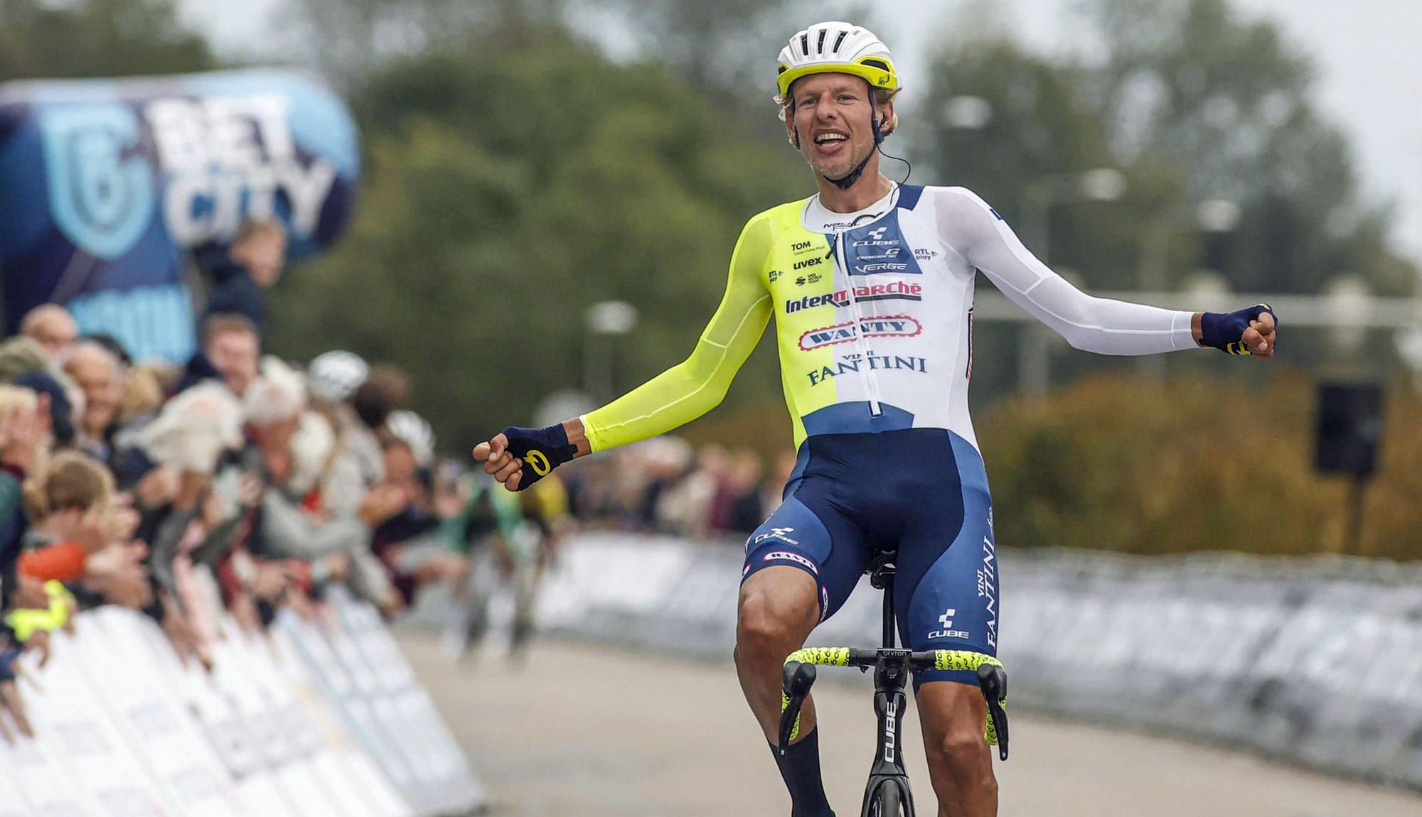 Taco van der Hoorn gana en solitario la Elfsteden Race