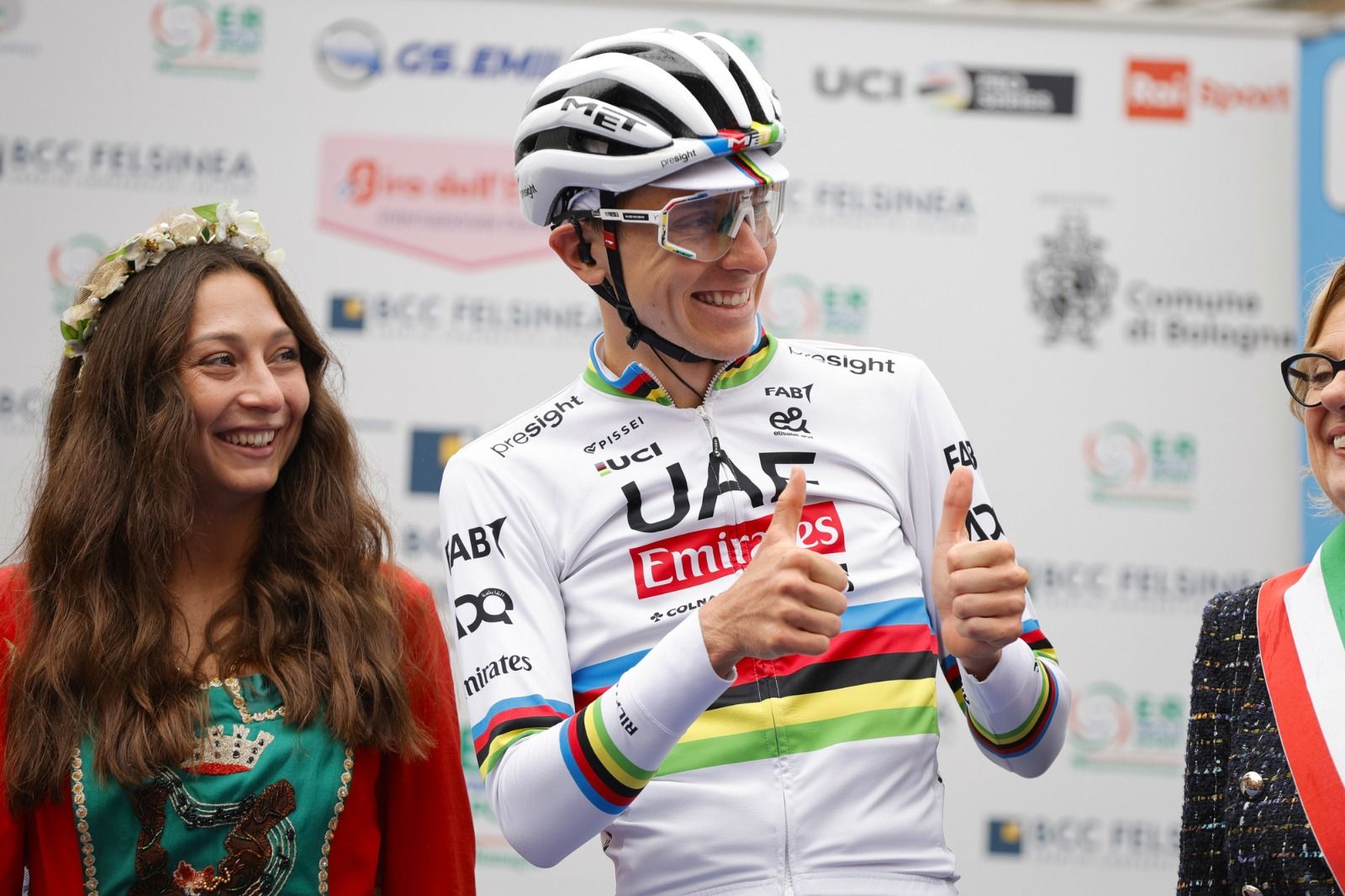 Pogacar antes de la salida del Giro de Emilia, su estreno como campeón del mundo