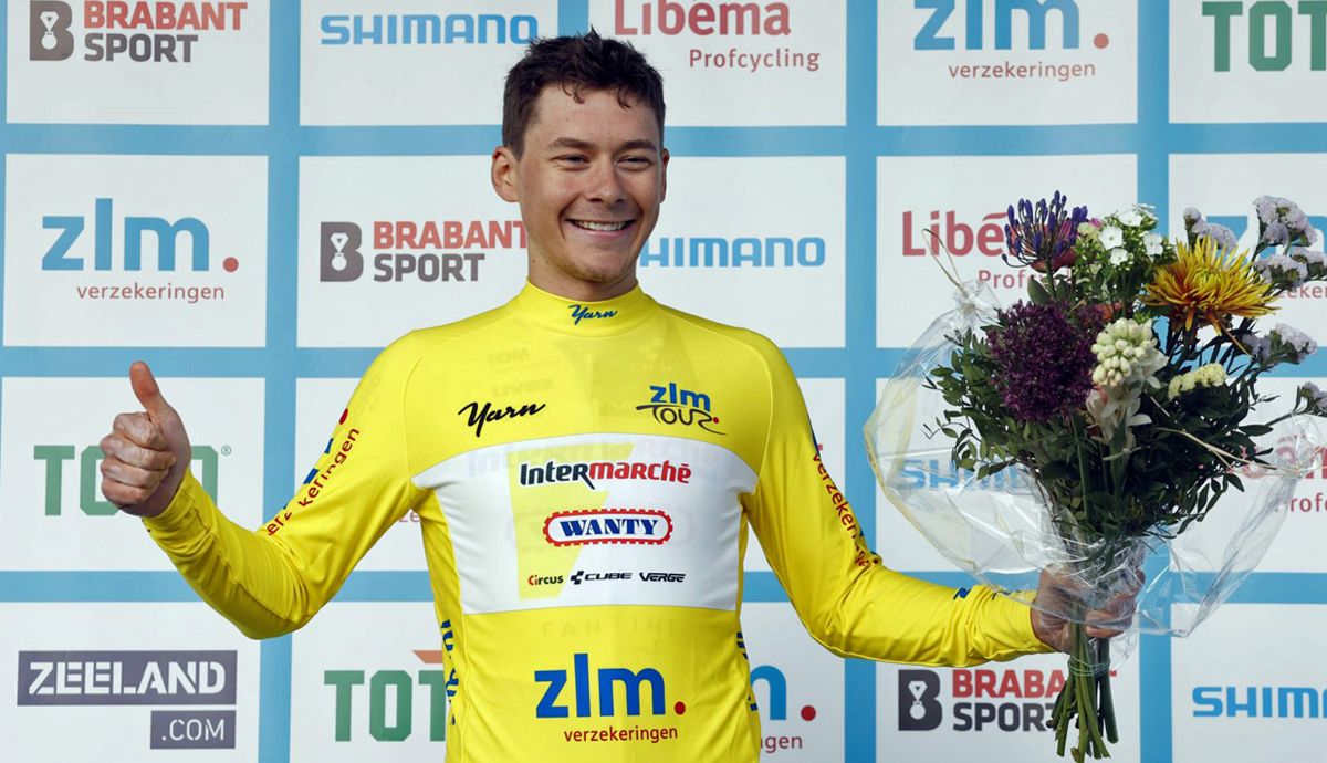 Rune Herregodts, en el podio del ZLM Tour que ha conquistado este año