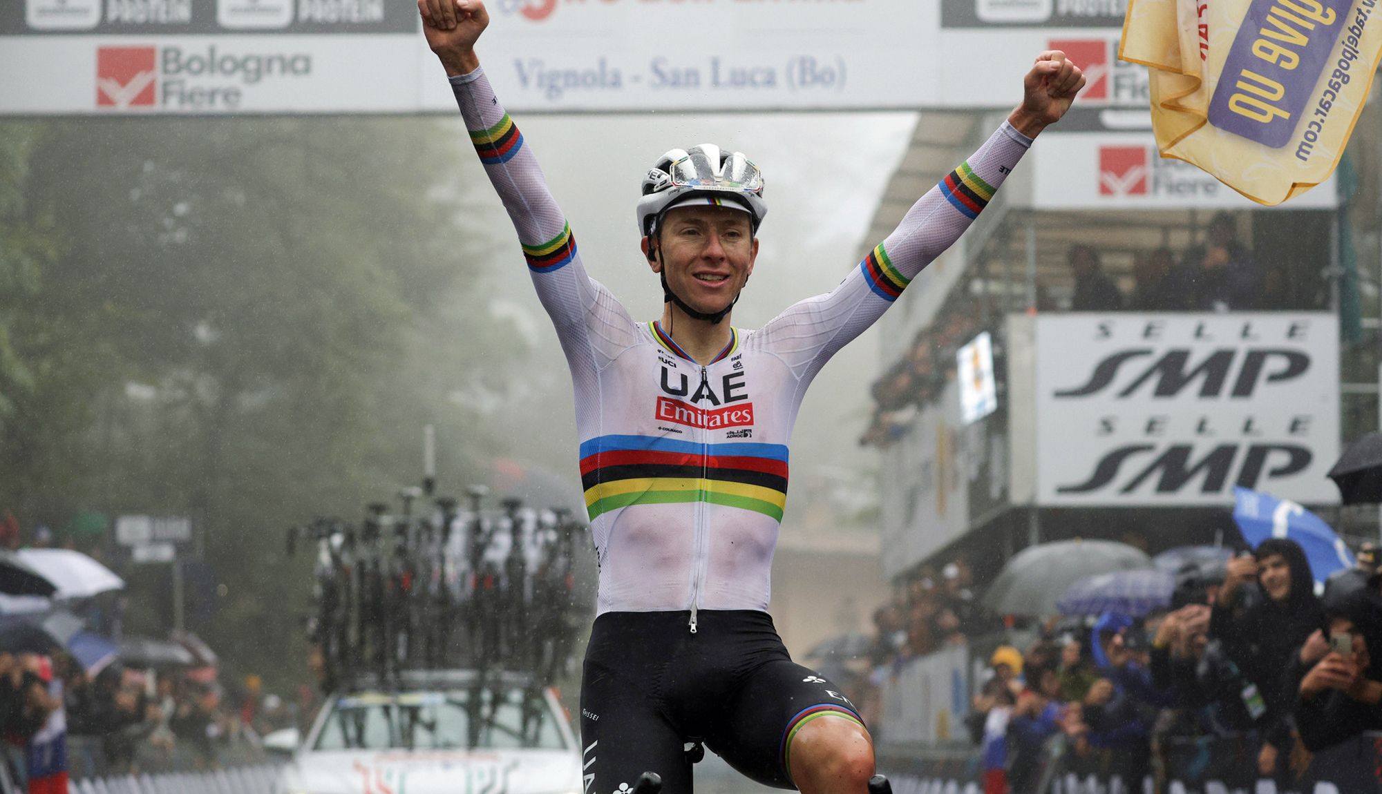 Tadej Pogacar celebrando su victoria en el Giro dell´Emilia, su primera luciendo el maillot arcoíris