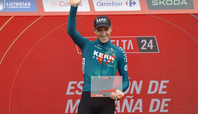 pablo castrillo en el podio tras ganar la 12a etapa 2 790x454