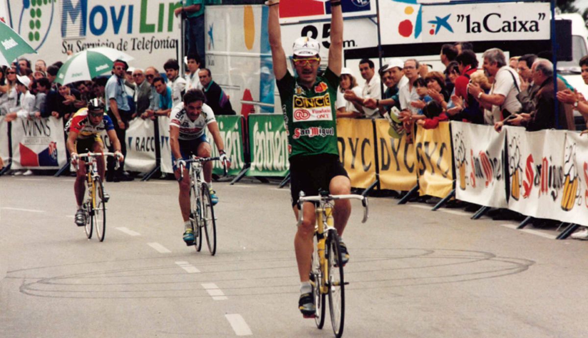 Laurent Jalabert celebrando su victoria en el Monasterio de Montserrat en la Volta de 1995