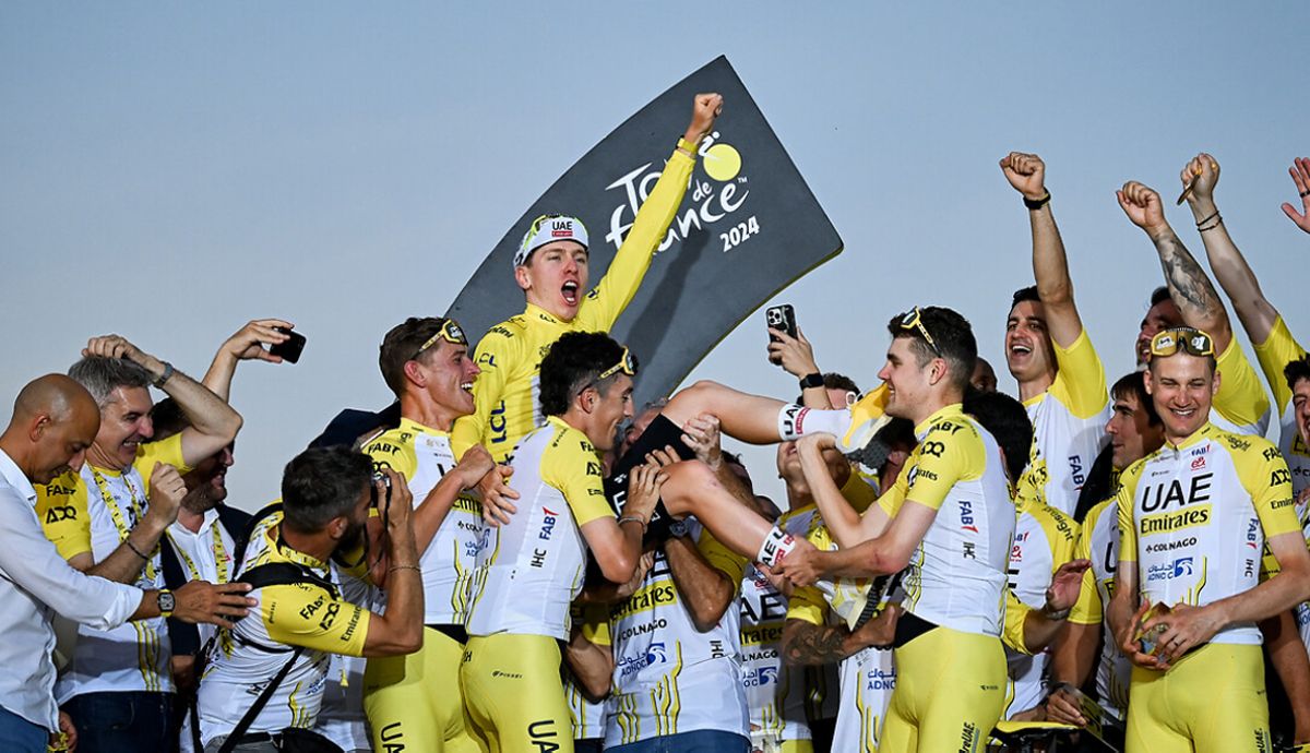 Tadej Pogacar y sus compañeros del UAE, en el podio del Tour de Francia