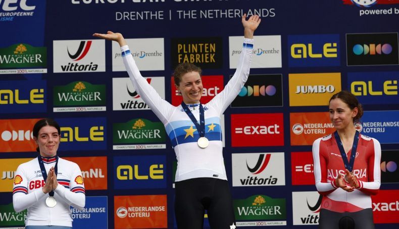 podio de la contrarreloj femenina del campeonato de europa con marlen reusser ganadora anna henderson y christina schweinberger 2 790x454