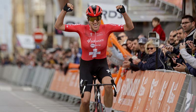 Marlen Reusser celebrando su victoria en una etapa de la Setmana Ciclista Volta Femenina de la Comunitat Valenciana