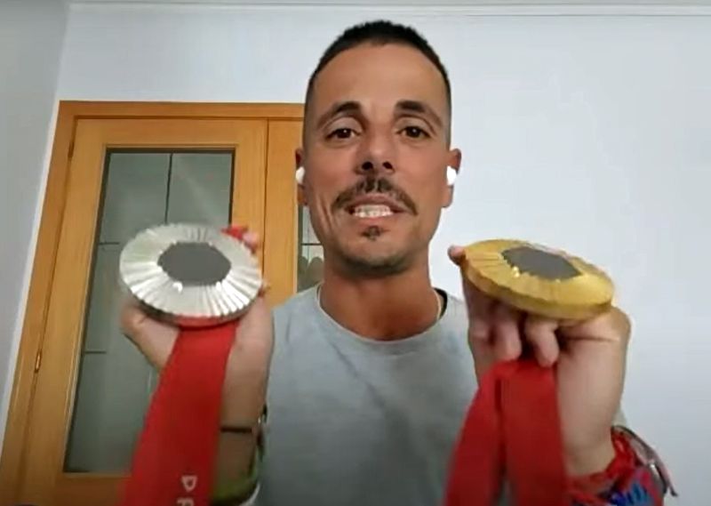 Sergio Garrote, con las medallas olímpicas logradas en París, en un momento de la entrevista Sergio Garrote, con las medallas olímpicas logradas en París, en un momento de la entrevista