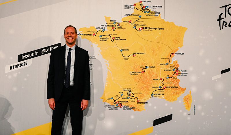 El director del Tour, Christian Prudhomme, posa delante de un cartel con el recorrido de la edición de 2025 El director del Tour, Christian Prudhomme, posa delante de un cartel con el recorrido de la edición de 2025