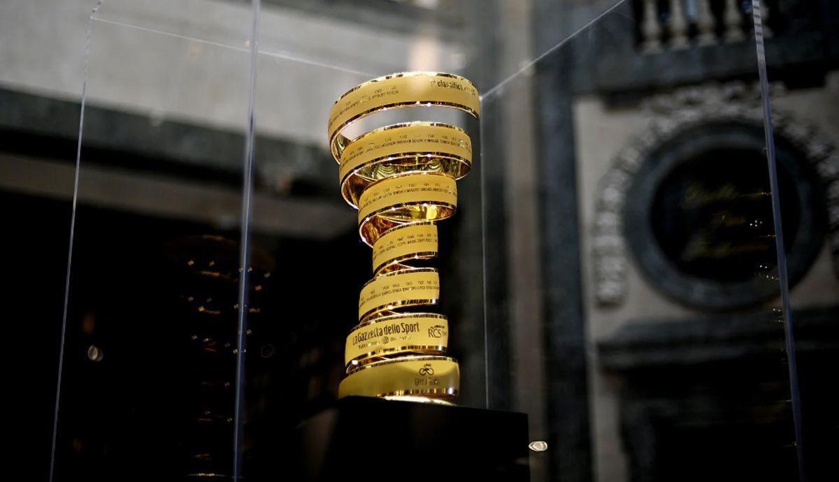 Imagen del Trofeo Senza Fine que recibe el ganador del Giro de Italia