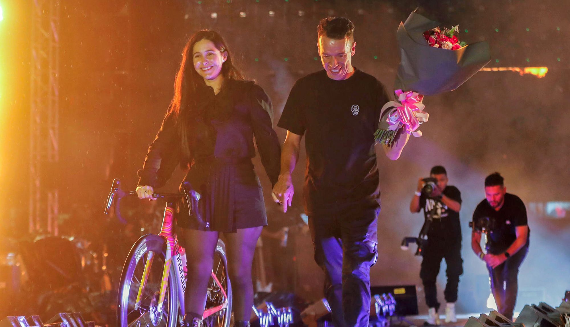 Rigoberto Urán y su esposa Michelle Durango durante el acto de homenaje de este domingo en Medellín