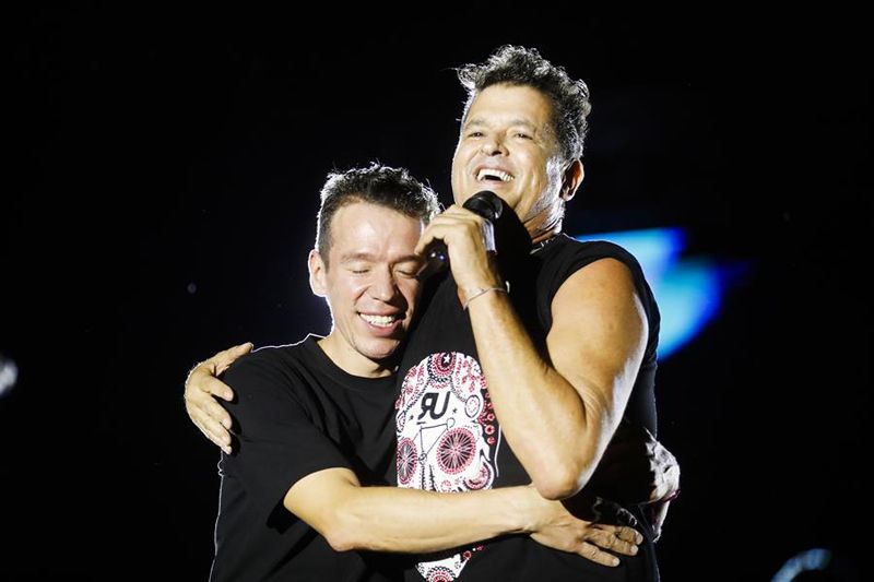 El cantante colombiano Carlos Vives junto a Rigoberto Urán durante el acto de homenaje El cantante colombiano Carlos Vives junto a Rigoberto Urán durante el acto de homenaje