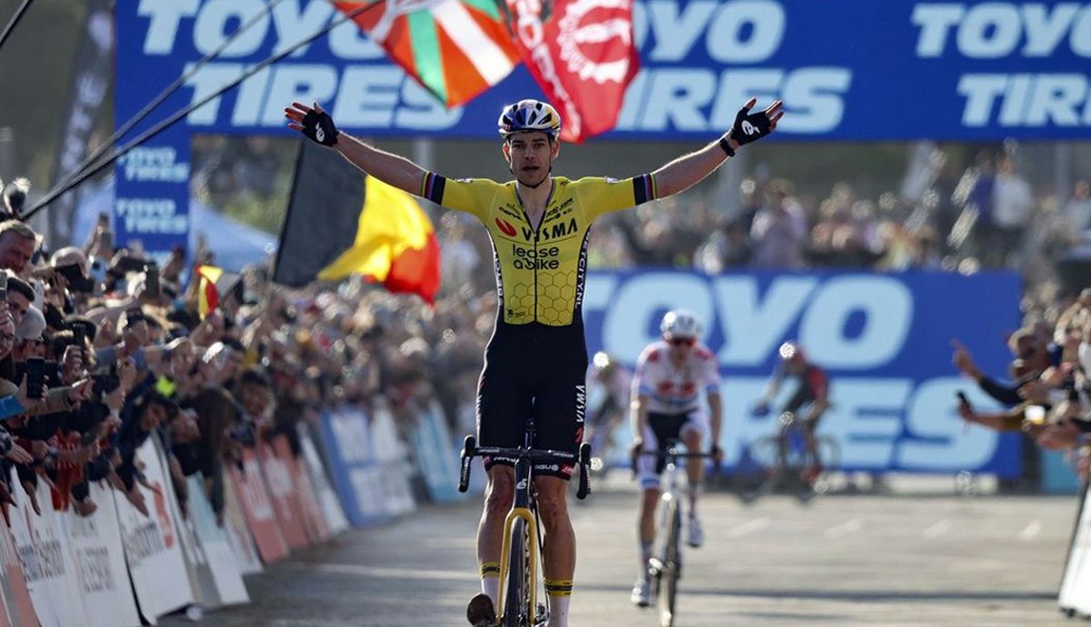 Wout van Aert celebrando su victoria en la pasada Copa del Mundo de Ciclocross de Benidorm