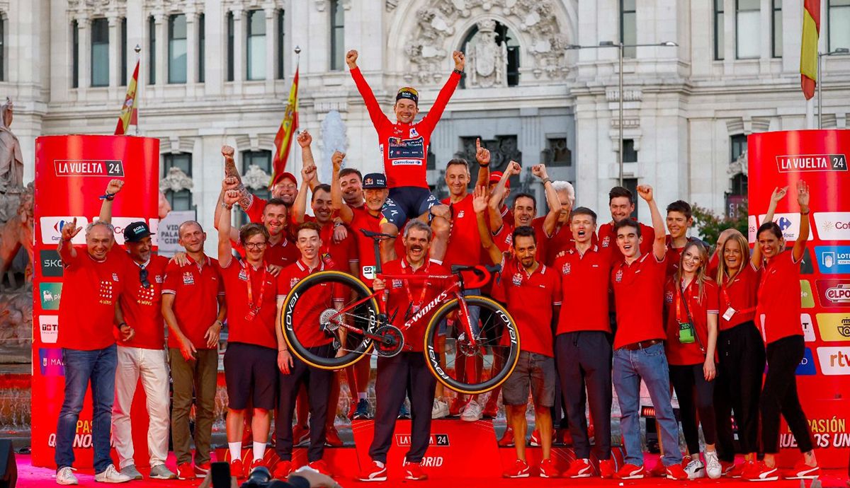 Primoz Roglic, en el podio de Cibeles, celebrando con el staff del Red Bull BORA su victoria en La Vuelta 2024
