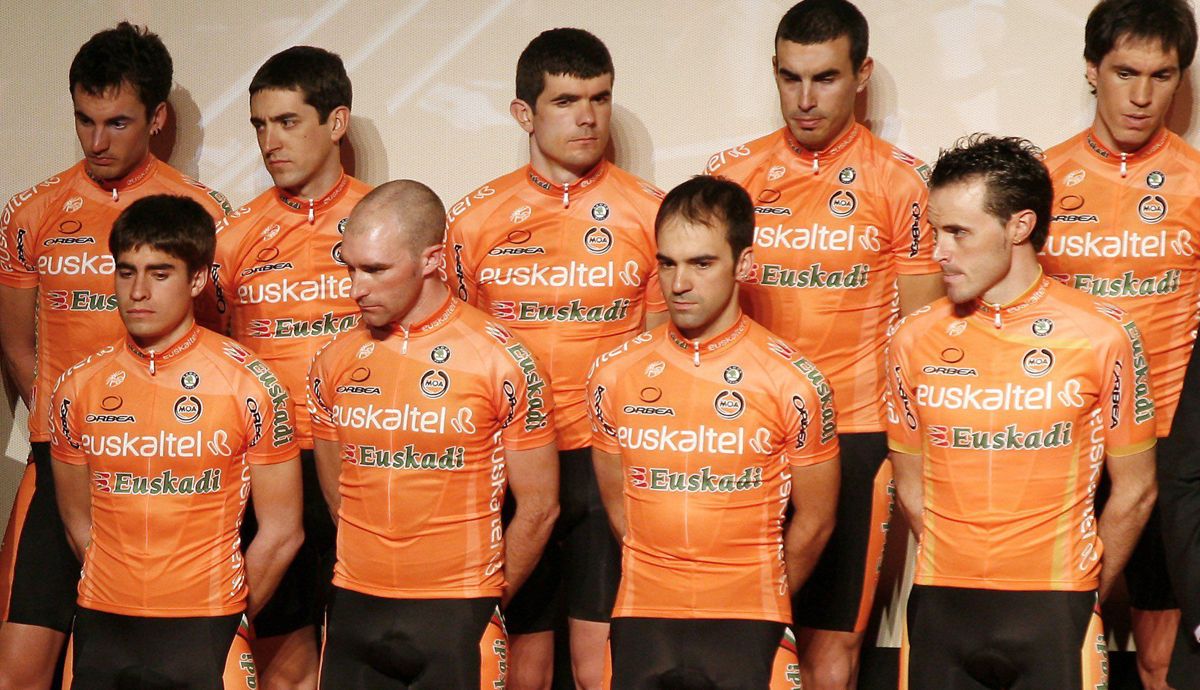 Rubén Pérez (2º por la derecha en la fila de abajo) y Pablo Urtasun (en el centro en la final superior) en su época de ciclistas del Euskaltel Euskadi
