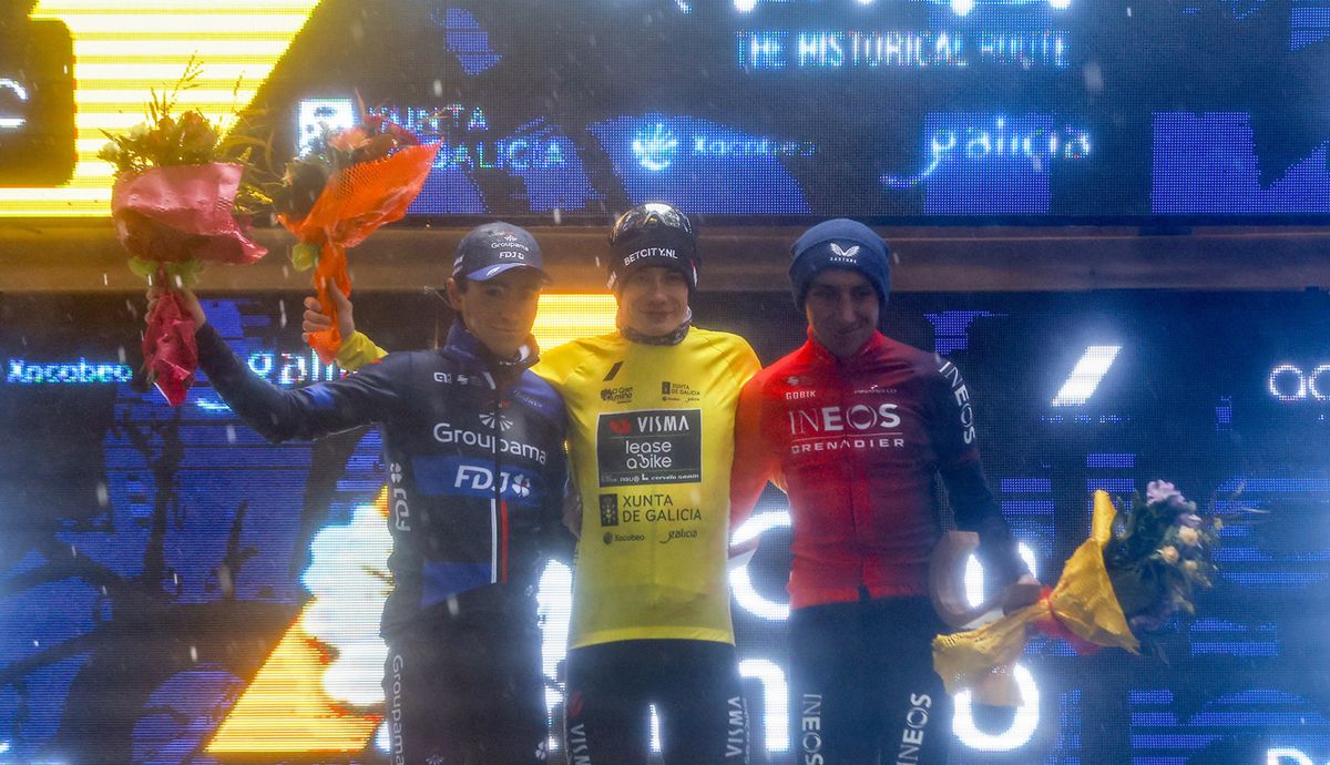 Podio de la pasada edición de O Gran Camiño, con Vingegaard, Lenny Martínez y Egan Bernal