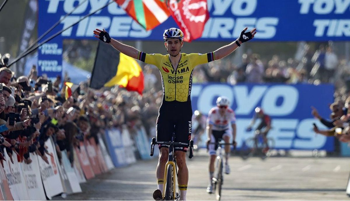 Van Aert celebrando su victoria en la Copa del Mundo de Benidorm 2024