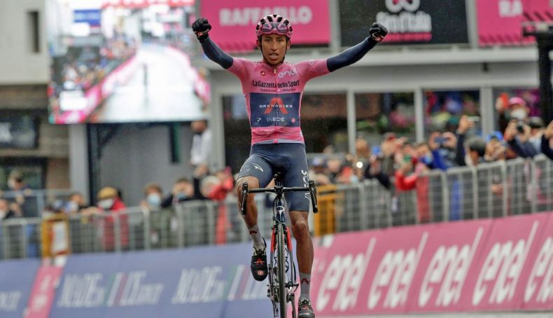Egan Bergal con la maglia rosa del Giro de Italia