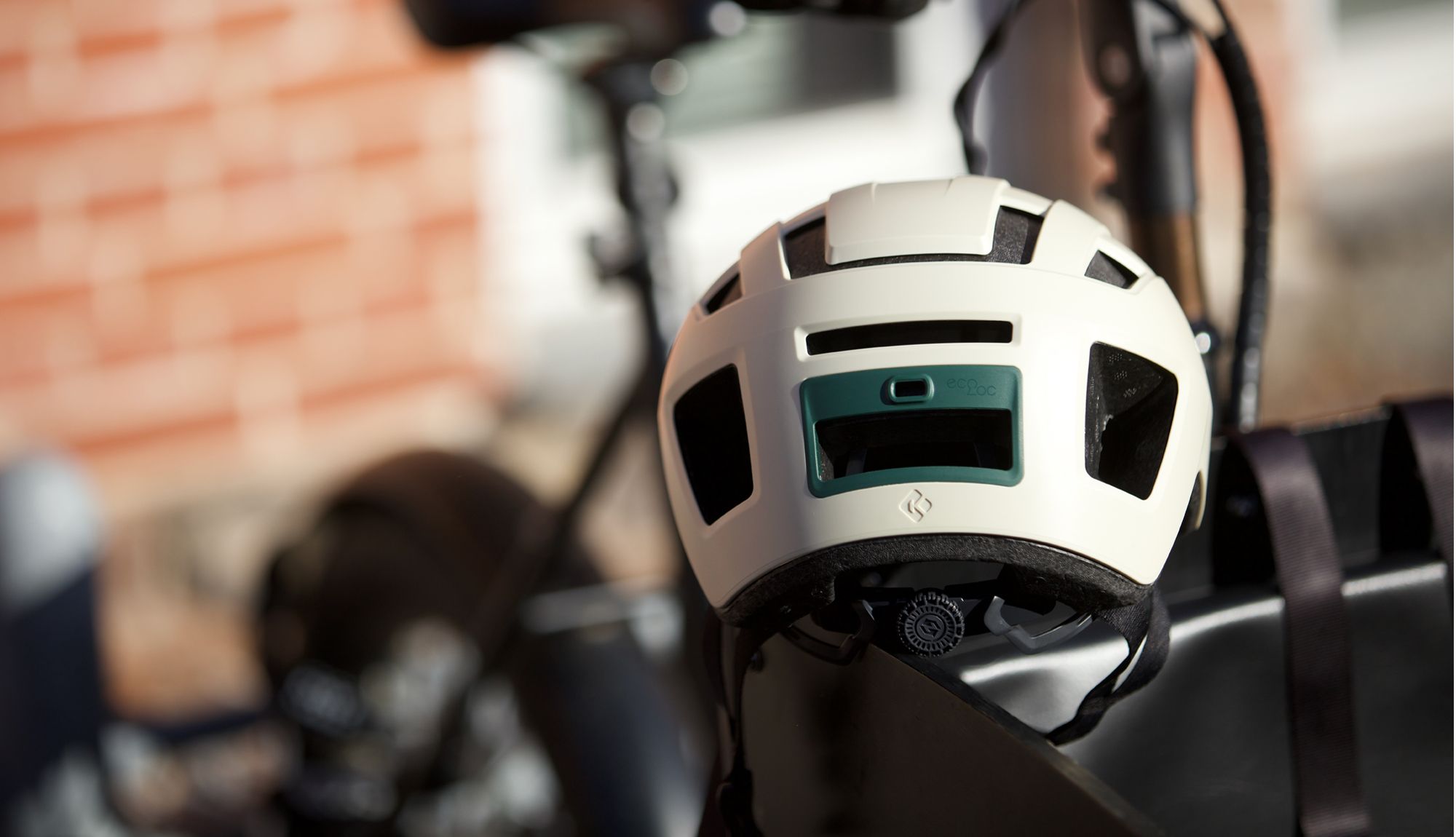Verde y Maze KinetiCore, los nuevos cascos urbanos de Lazer