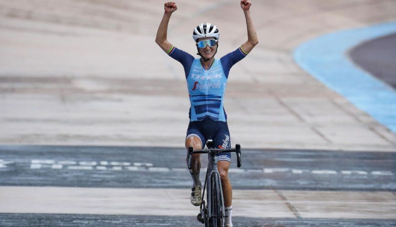 lizzie deignan celebrando su victoria en la primera paris roubaix femenina en 2021 2 790x454 lizzie deignan celebrando su victoria en la primera paris roubaix femenina en 2021 2 790x454