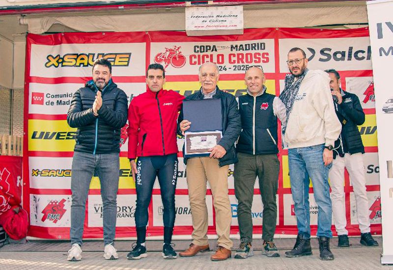 HOMENAJE A CARLOS CASTAÑO HOMENAJE A CARLOS CASTAÑO
