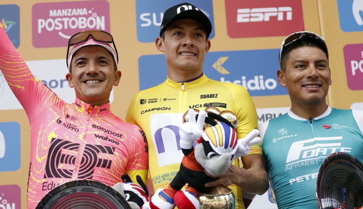 Podio del Tour Colombia 2024, con el ganador Rodrigo Contreras, Richard Carapaz y Jonathan Caicedo