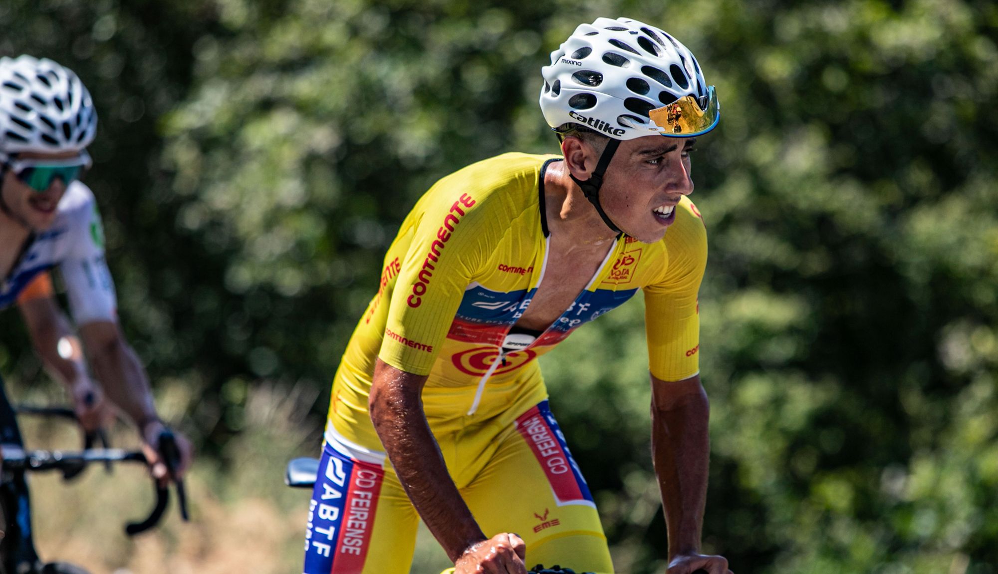 Afonso Eulálio vistiendo el maillot amarillo de líder en la pasada Volta a Portugal. Foto: Matías Novo / Podium Events