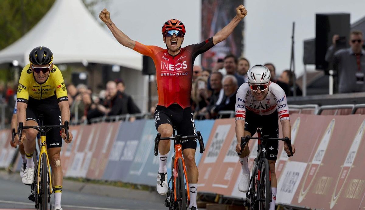 Tom Pidcock celebrando su victoria en la Amstel Gold Race 2024