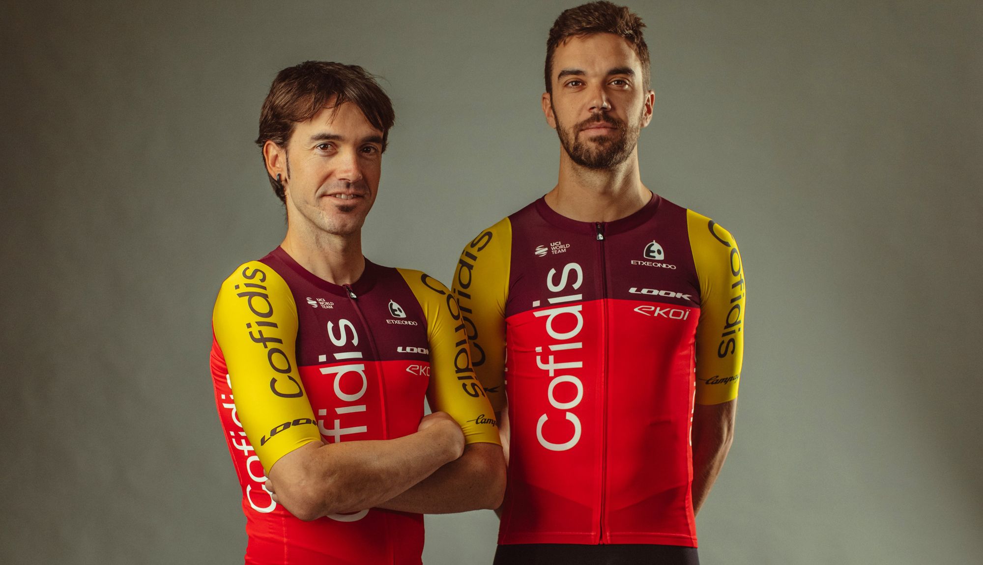 Ion Izagirre y Jesús Herrada posando con la equipación del equipo Cofidis para 2025