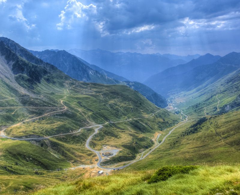 Carreteras en los Pirineos centrales cerca del Col du Tourmalet (2115m).  
