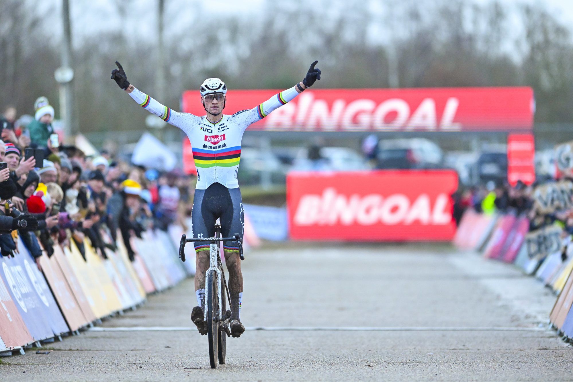 Brutal exhibición de Van der Poel en la Copa del Mundo de ciclocross de Zonhoven