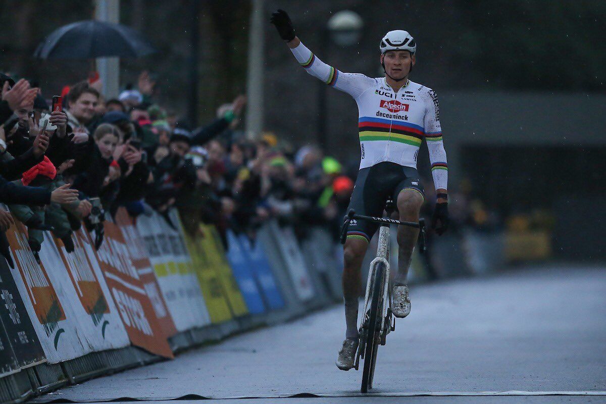 Mathieu van der Poel también gana bajo la lluvia.