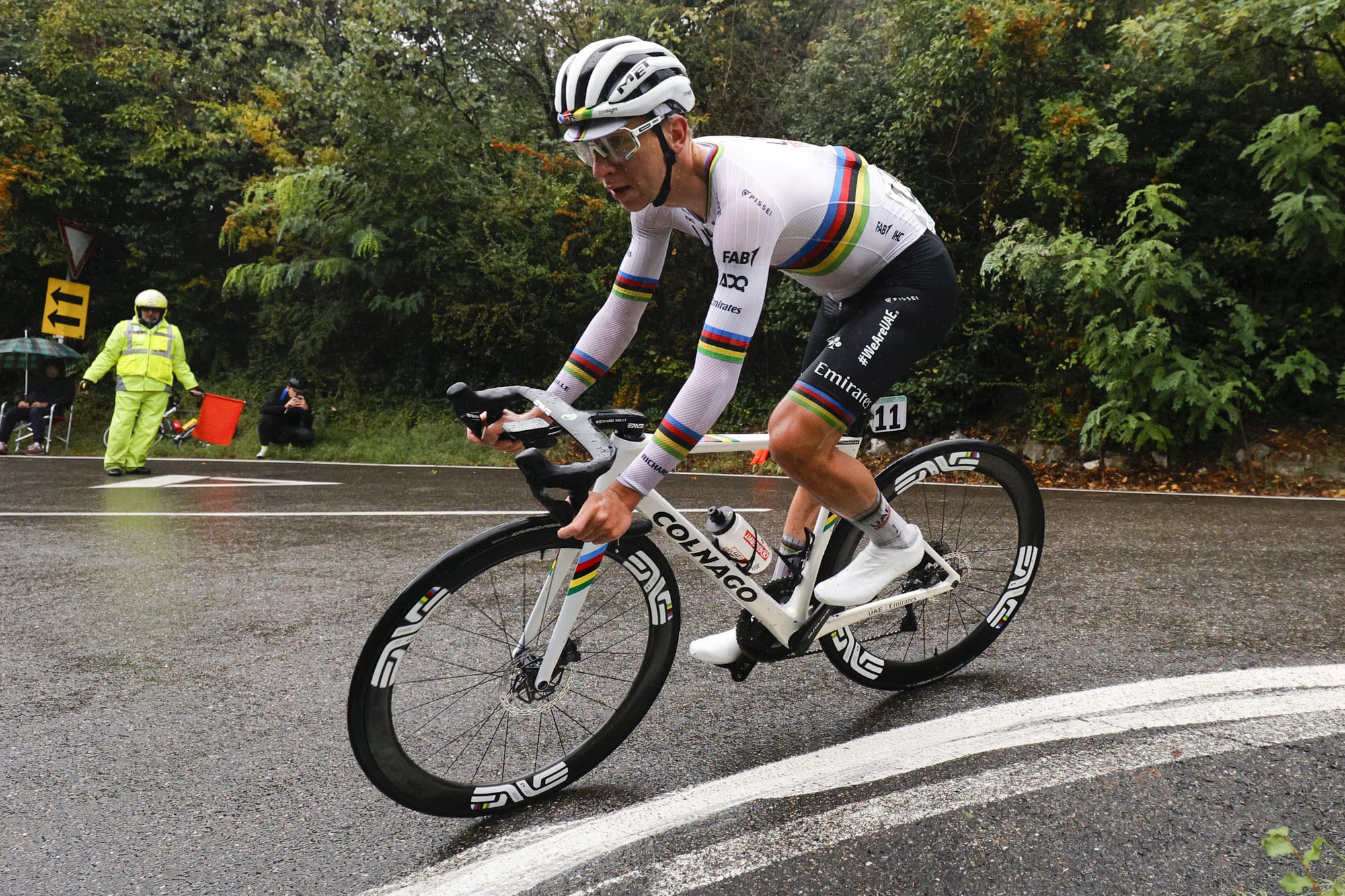 Pogacar con el maillot arco iris de campeón del mundo