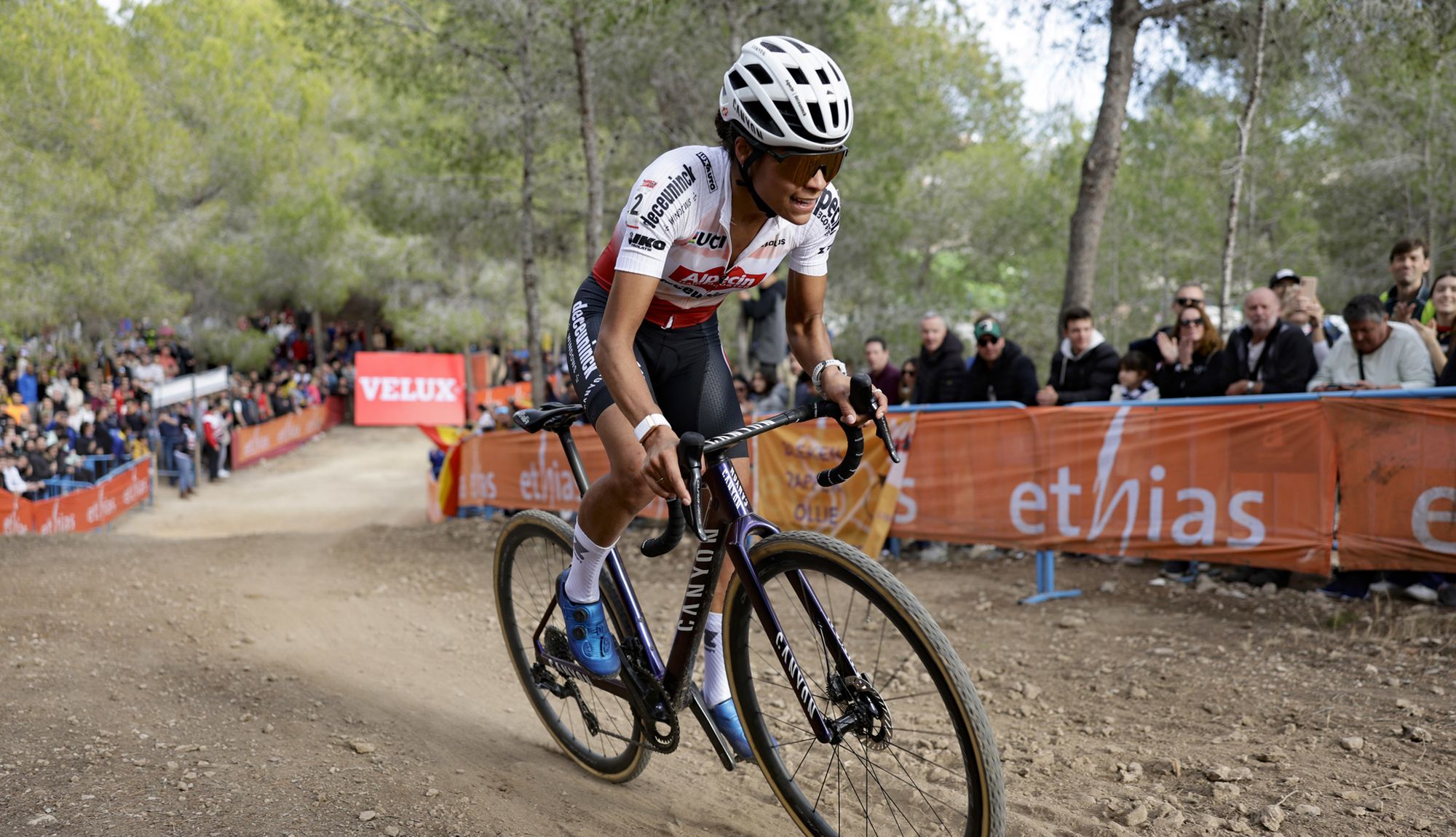 Ceylin del Carmen Alvarado, en el tramo forestal de El Moralet durante la Copa del Mundo de Ciclocross UCI – Benidorm Costa Blanca 2024