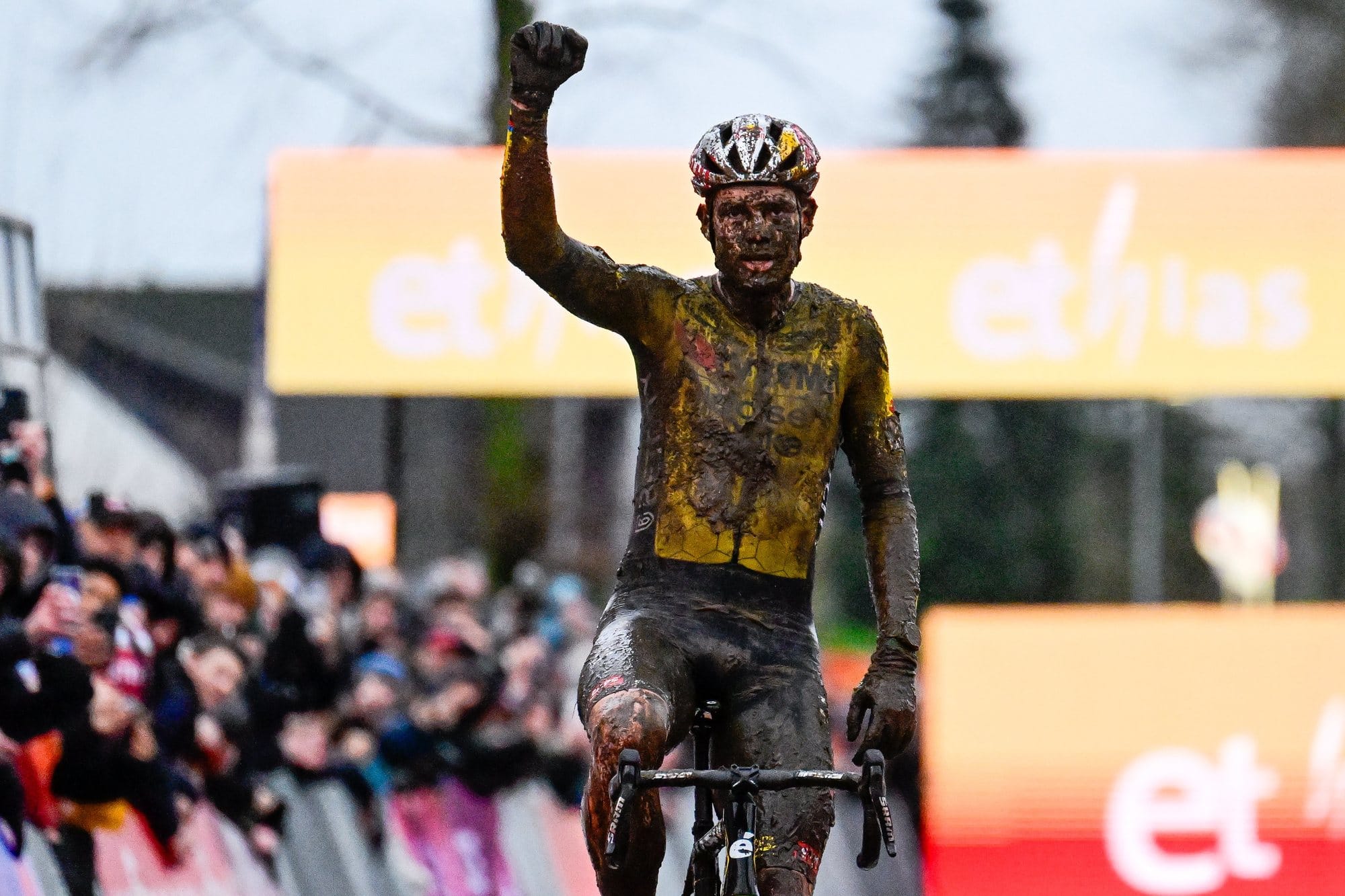 Van Aert se exhibe en Dendermonde. Foto: Peter De Voecht/PN/Sprint Cycling Agency